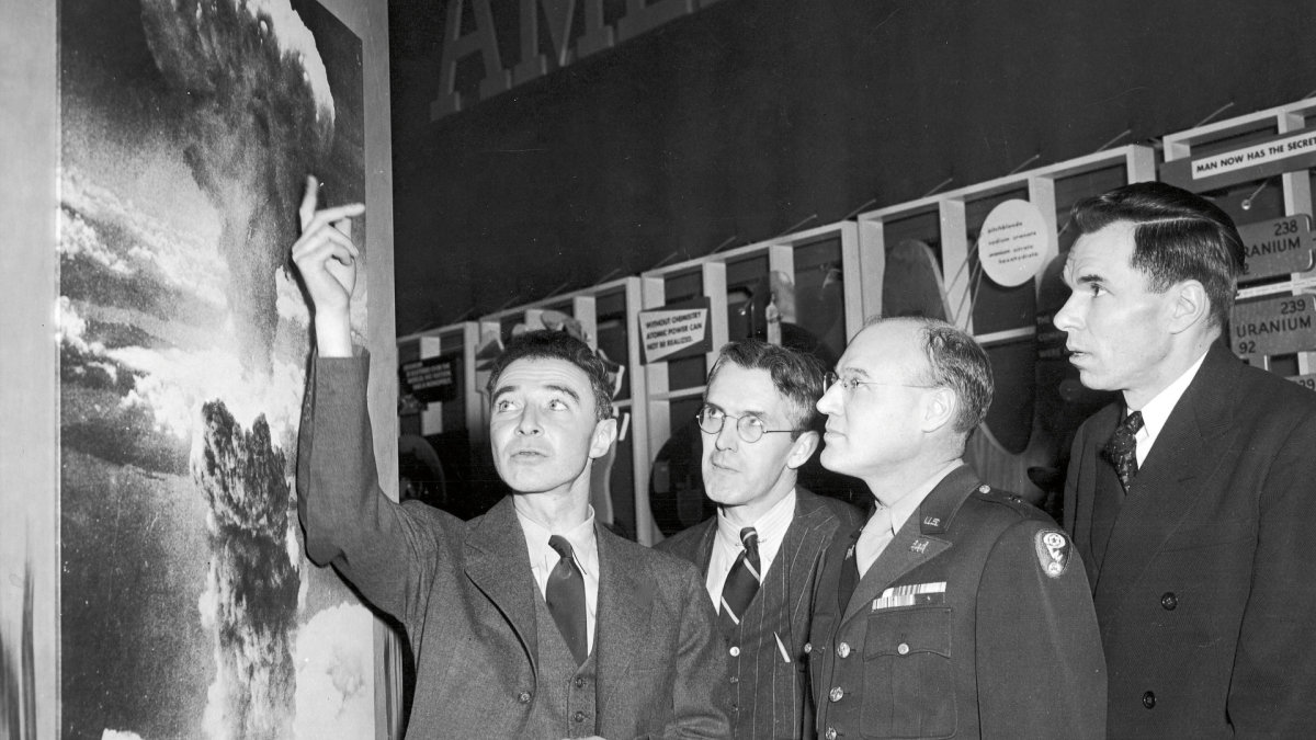 Jie susprogdino atominę bombą: Robertas Oppenheimeris pristato sprogimą virš Nagasakio mokslininkams Henry Smythui, Glennui Seaborgui ir generolui majorui Kennethui Nicholsui. Penktojo dešimtmečio pradžia / Getty nuotrauka