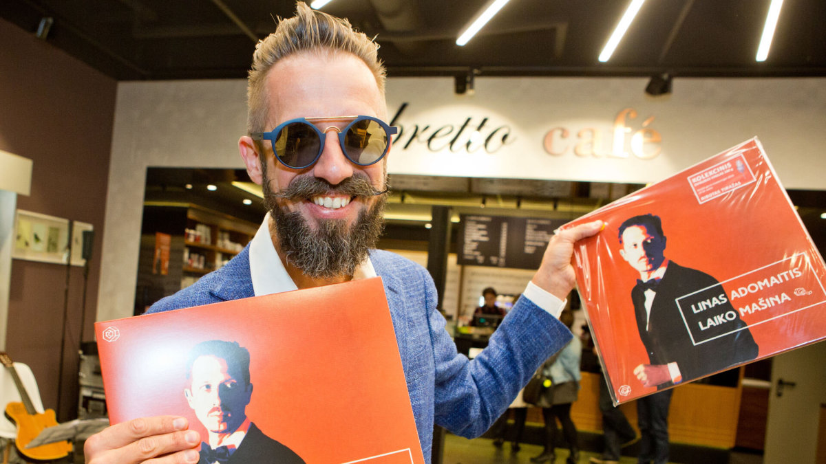 Lino Adomaičio vinilo pristatymo akimirka