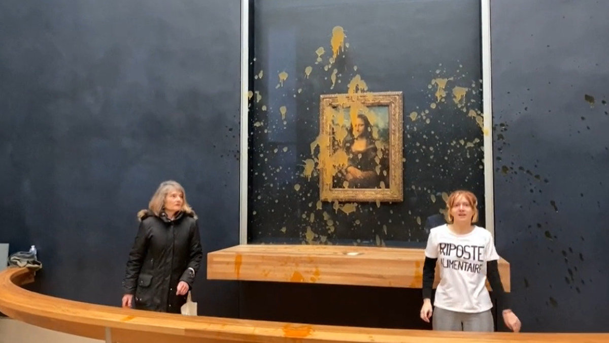 Protestuotojų išpuolis prie „Mona Liza“ paveikslo / Stopkadro nuotr.