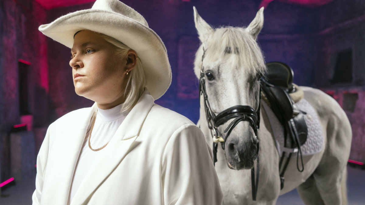 Naujausio muzikos albumo fotosesijoje Rūta pozavo su baltu žirgu / Elenos Krukonytės ir Rūtos Verseckaitės nuotrauka