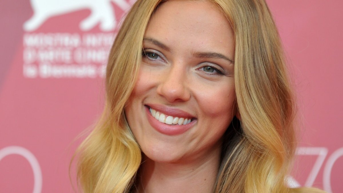 Tobula moteris anot moterų turėtų turėti Scarlett Johansson lūpas