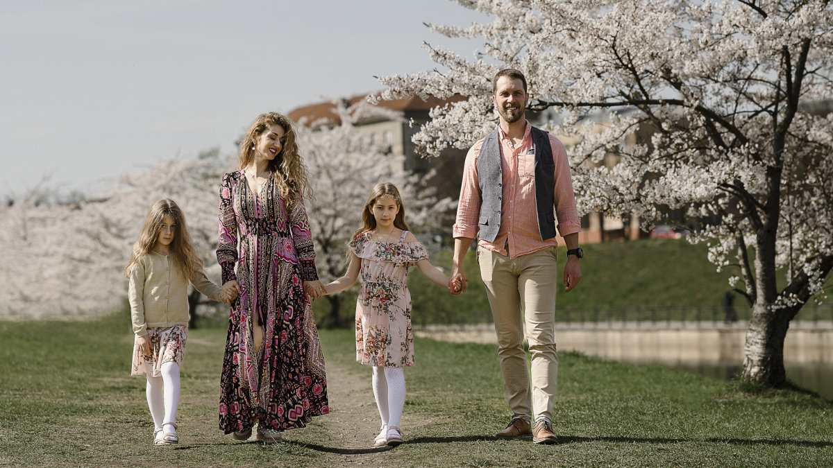 Gintarė ir Tomas Slausgalviai su dukromis Vakare ir Gabriele / Loretos Kondratės nuotrauka