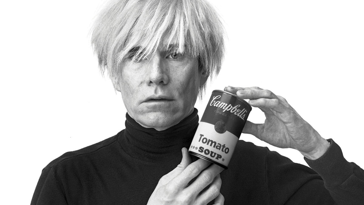 Andy Warholas visą gyvenimą melavo ir trolino aplinkinius lygiai taip pat, kaip kvėpavo. Todėl nėra jokių įrodymų, kad sparnuotoji frazė „Kiekvienas per gyvenimą nusipelno 15 minučių šlovės“ yra būtent jo / Vida Press nuotrauka