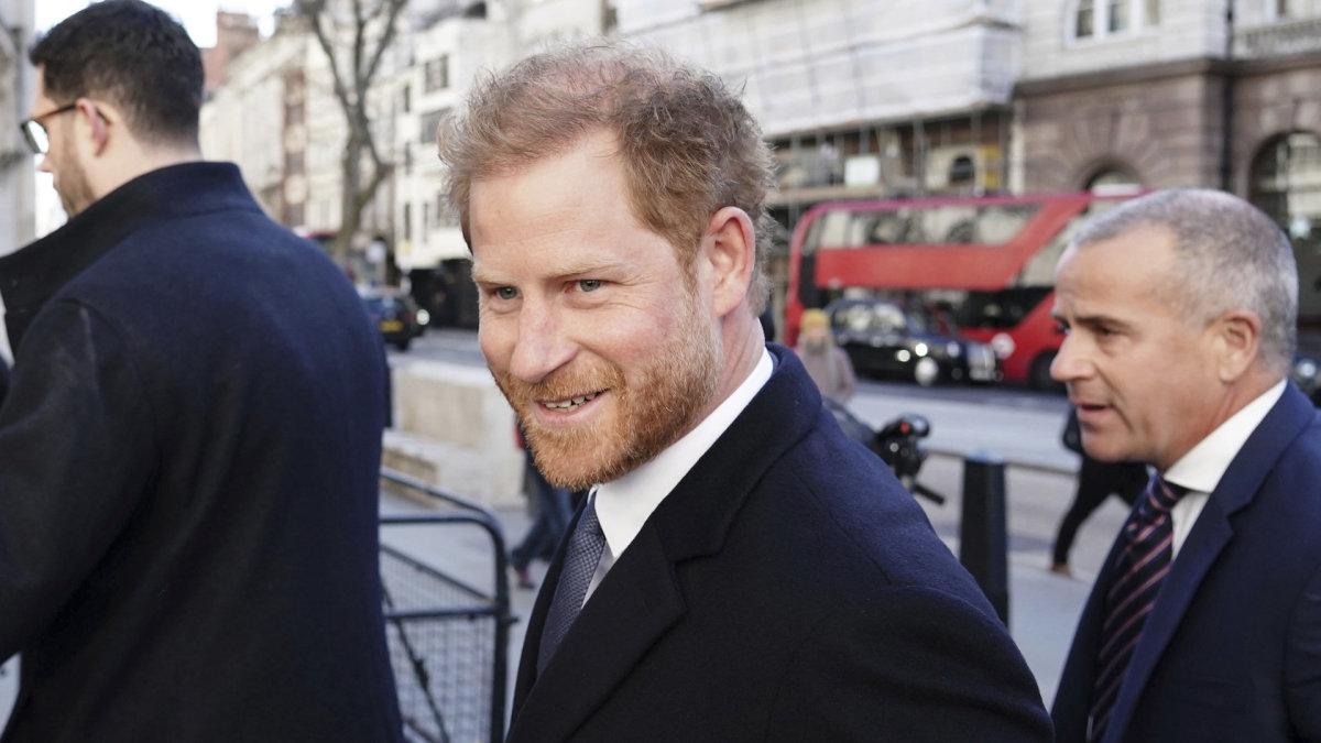 Princas Harry prie Karališkųjų teisingumo rūmų Londone / AFP/„Scanpix“ nuotr.