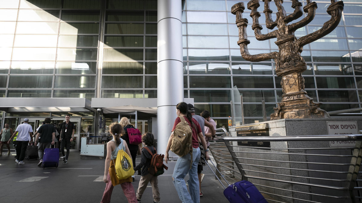 Keliautojai skuba į Tel Avivo Ben Guriono tarptautinį oro uostą / „Scanpix“ nuotr.