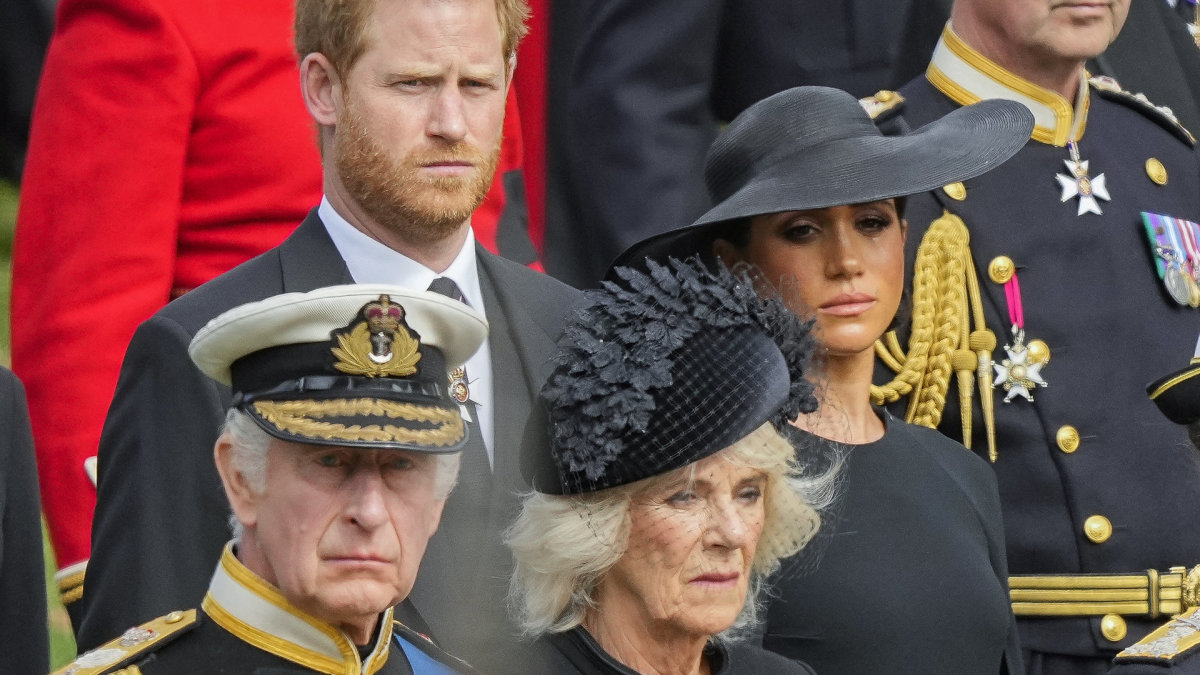 Karalius Charlesas III, karalienė konsortė Camilla, princas Harry ir Meghan Markle / „Scanpix“ nuotr.