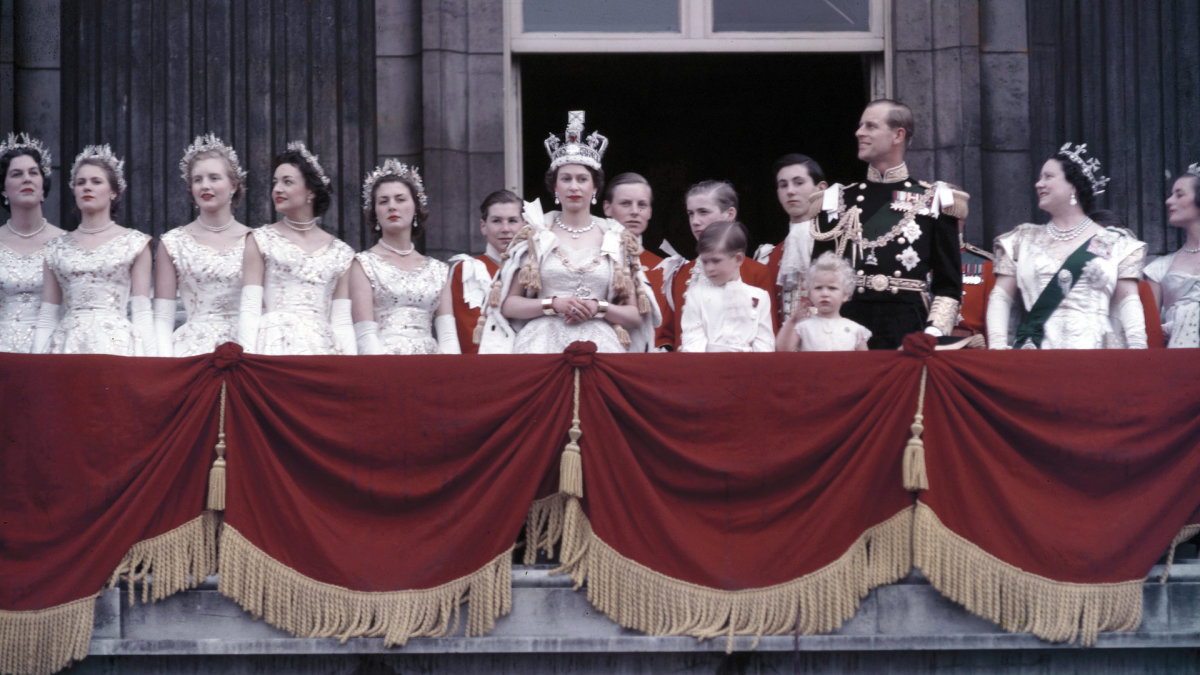 Karalienė Elizabeth II, Edinburgo hercogas, princas Charlesas, princesė Anne ir Karalienė Motina Bakingamo rūmų balkone po karūnacijos. Į balkoną netikėtai buvo pakviestos ir freilinos. Iš kairės: Moyra Hamilton, Jane Heathcote-Drummond-Willoughby, Anne Coke, Mary Baillie-Hamilton ir Jane Vane-Tempe / Getty nuotrauka