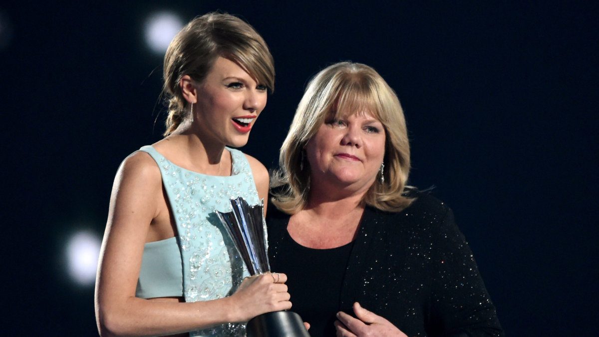 2015 metų kantri muzikos apdovanojimą Taylor skyrė mamai / Getty nuotrauka