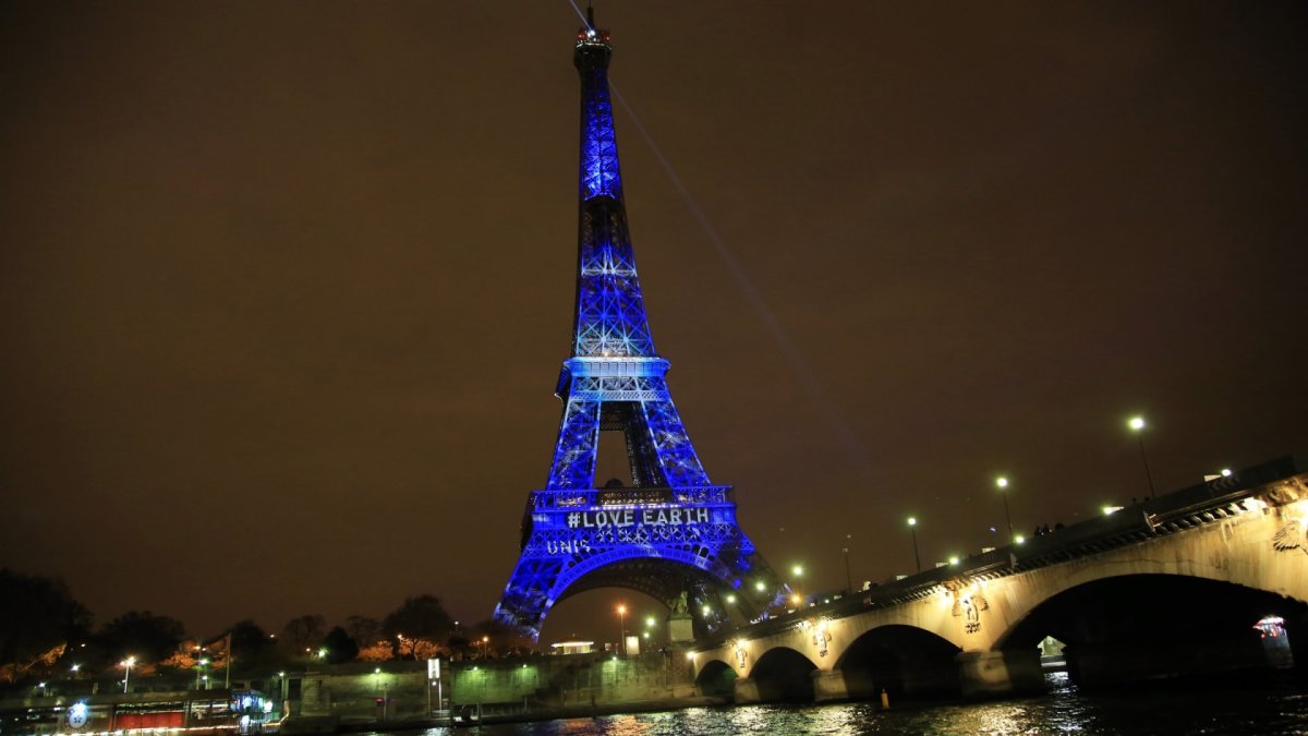 Eiffelio bokštas nušvito žaliais „virtualiais medžiais“ / „Scanpix“/AP nuotr.