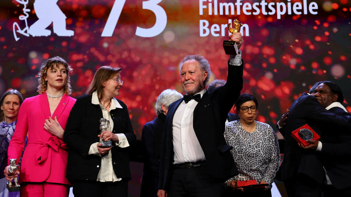 Nicolas Philibert'as pelnė „Auksinį lokį“ už dokumentinį filmą „On the Adamant“ / „Reuters“/„Scanpix“ nuotr.