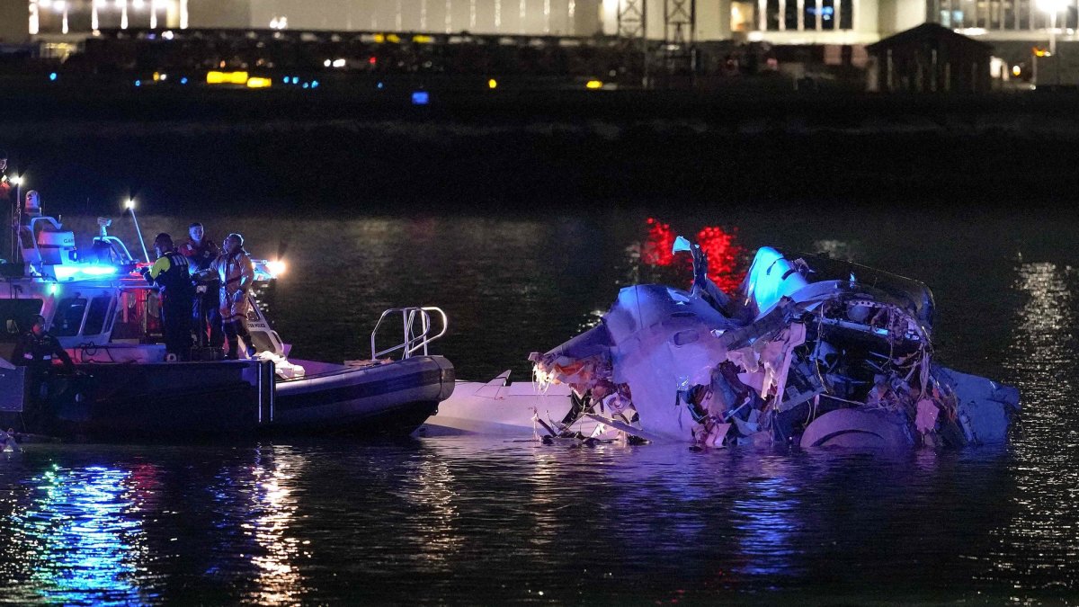 Netoli Vašingtono oro uosto susidūrė keleivinis lėktuvas ir kariškių sraigtasparnis / „AFP“/„Scanpix“