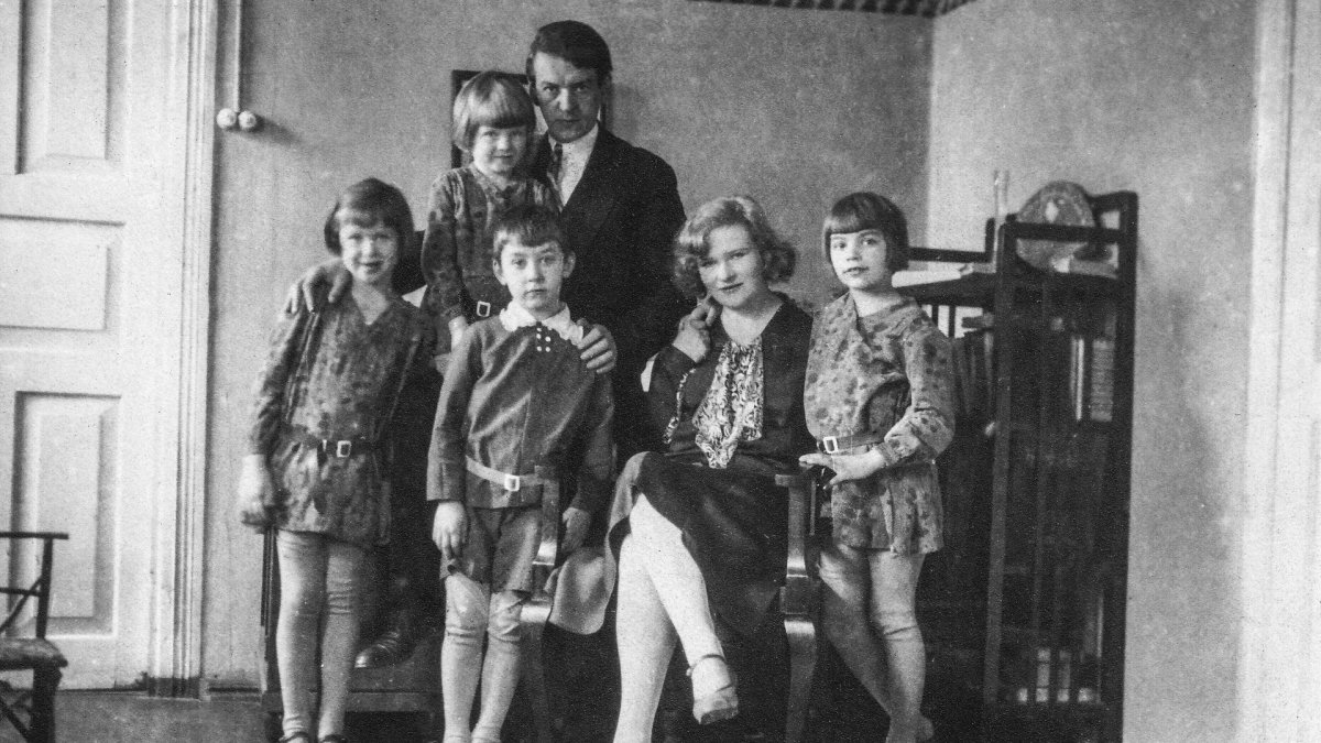 Nagingoji Sofija Binkienė (sėdi krėsle) visus keturis vaikus apsiūdavo nuo galvos iki kojų. Binkių šeima: Sofijos dukros Irena ir Lilijana (Kaziui ant kelių), poeto vaikai Gerardas-Gerdas ir Eleonora / Maironio lietuvių literatūros muziejaus nuotrauka