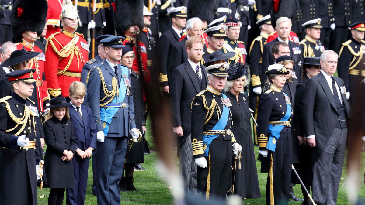 Didžiosios Britanijos karališkoji šeima su karaliumi Charlesu III ir karaliene konsorte Camilla priešakyje / AFP/„Scanpix“ nuotr.