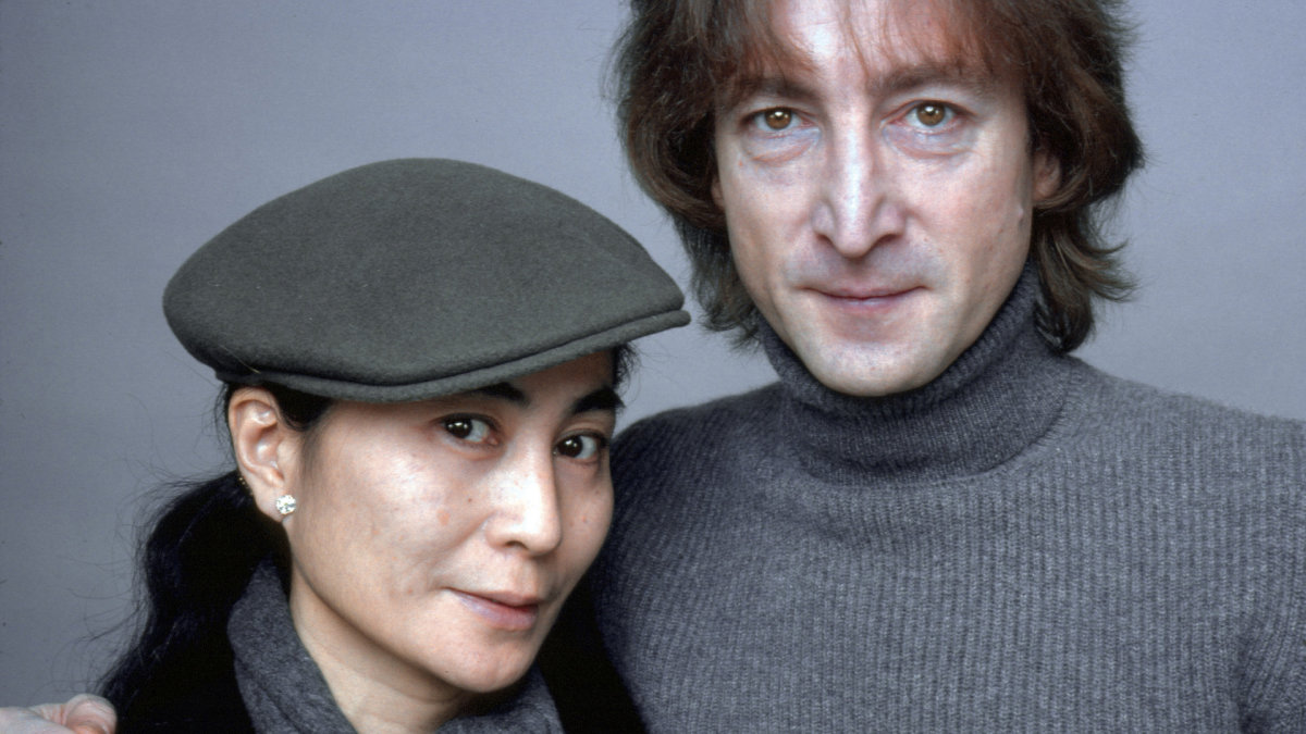 Johnas Lennonas ir Yoko Ono  1980-ųjų lapkričio 2-ąją.  Nuotrauka iš paskutinės  profesionalios Lennono fotosesijos / Getty nuotrauka
