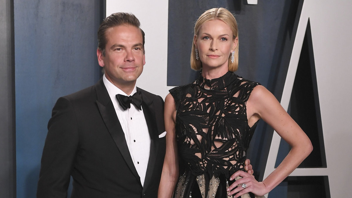 Lachlanas Murdochas su žmona Sarah „Vanity Fair“ vakarėlyje po „Oskarų“ teikimo ceremonijos 2020-aisiais / Vida Press nuotrauka