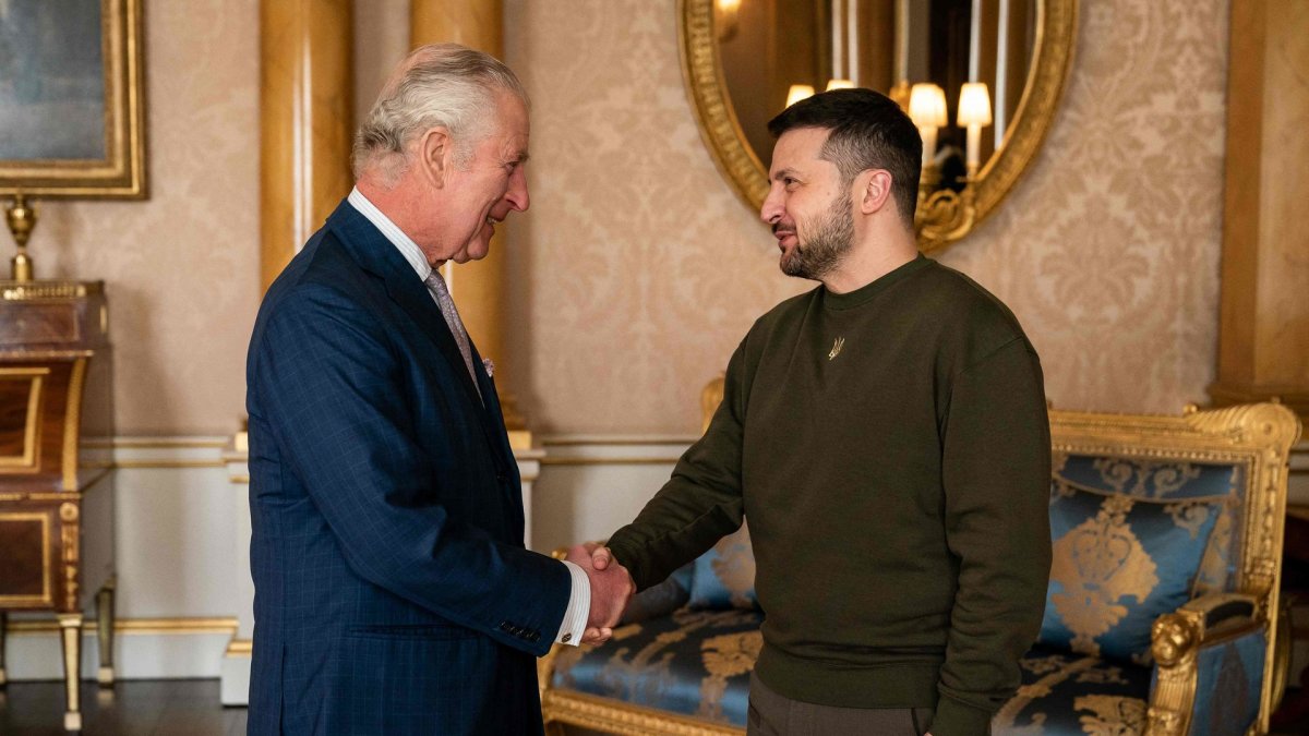 Ukrainos prezidentas Volodymyras Zelenskis su britų karaliumi Charlesu III / „Reuters“/„Scanpix“ nuotr.