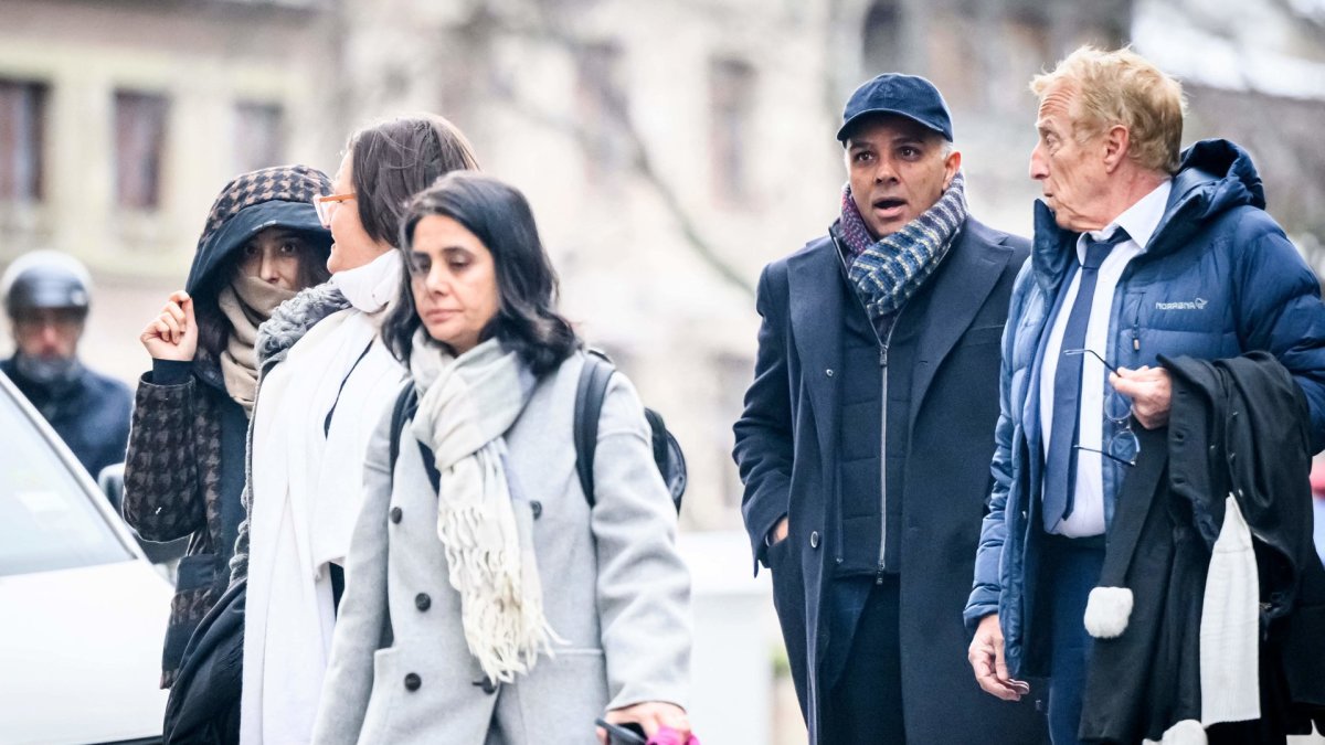 Namrata Hinduja (kairėje) ir Ajay Hinduja (antras iš dešinės) atvyko į Ženevos teismą. / AFP/„Scanpix“ nuotr.