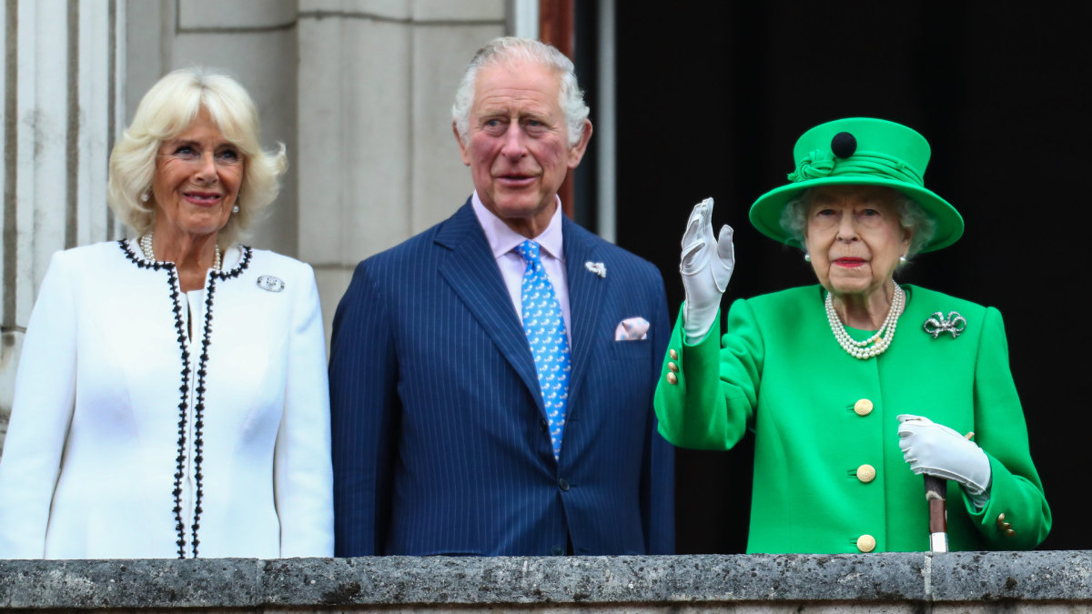 Princas Charlesas su žmona Camilla ir Elizabeth II / „Scanpix“ nuotr.