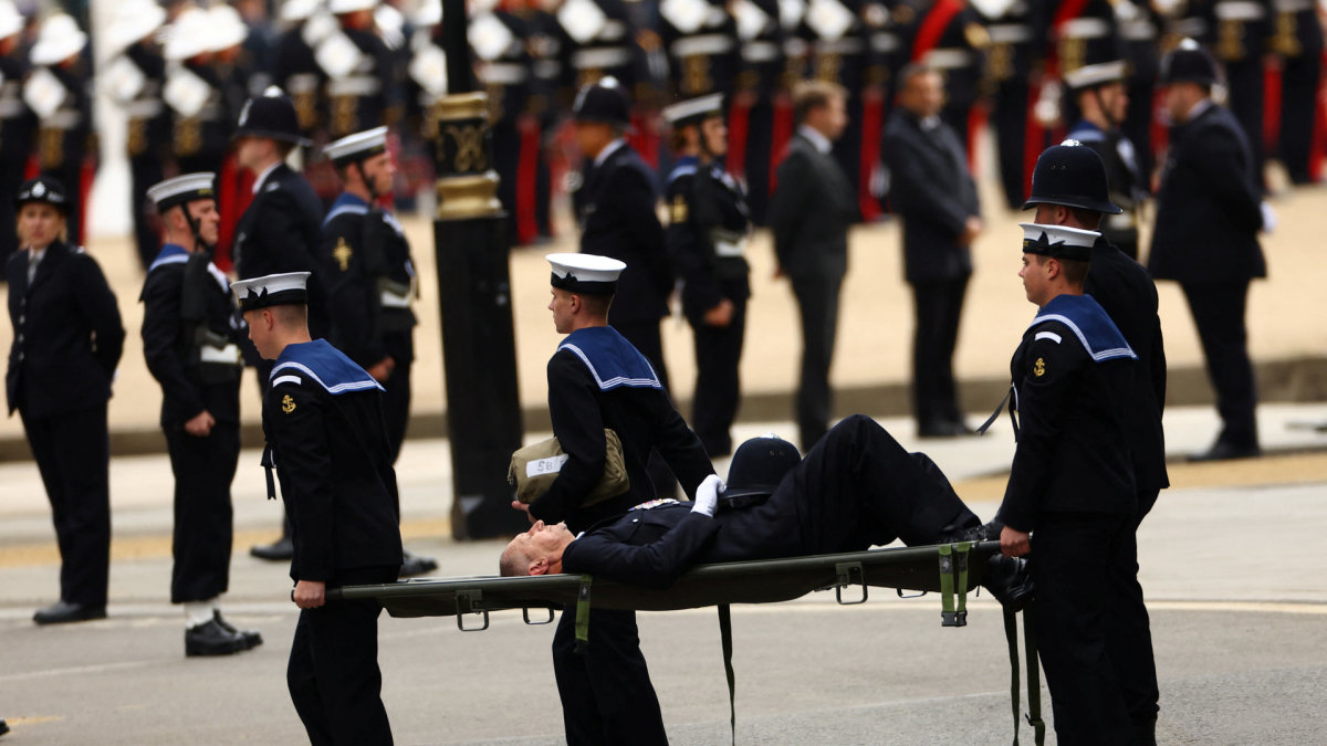 Per Elizabeth II laidotuvių ceremoniją nualpo pareigūnas / „Scanpix“ nuotr.