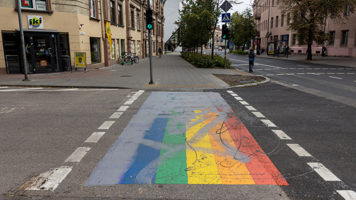 Dažais apipilta vaivorykštės spalvų perėja esanti Pylimo gatvėje / Pauliaus Peleckio / BNS nuotr.