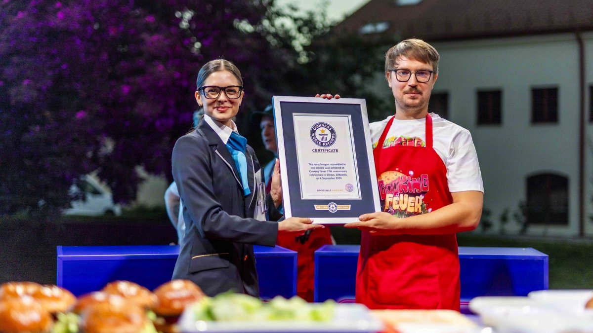 Guinnesso pasaulio rekordų komisijos atstovė ir Paulius Staliorius / Irmanto Gelūno nuotr.