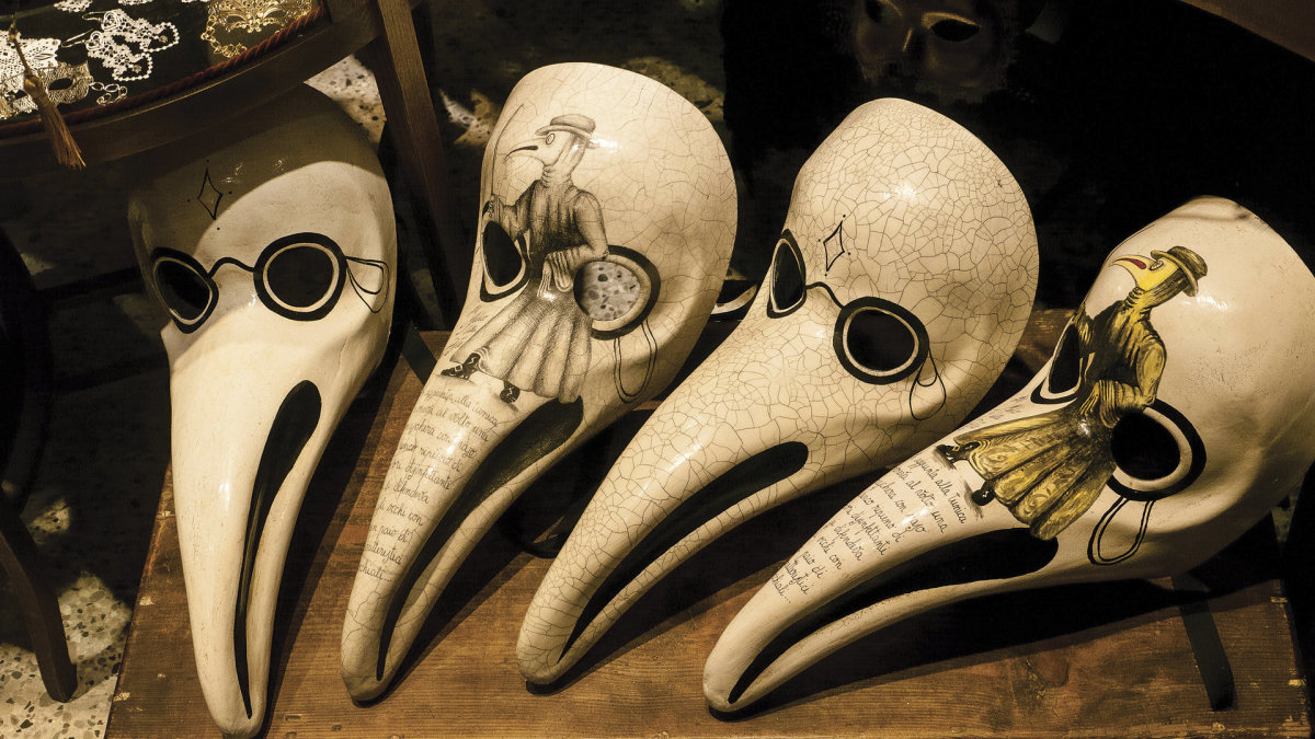 Venecijos maskarado reikmenų parduotuvėse ilgasnapės kaukės – populiarūs pirkiniai / Vida Press nuotrauka