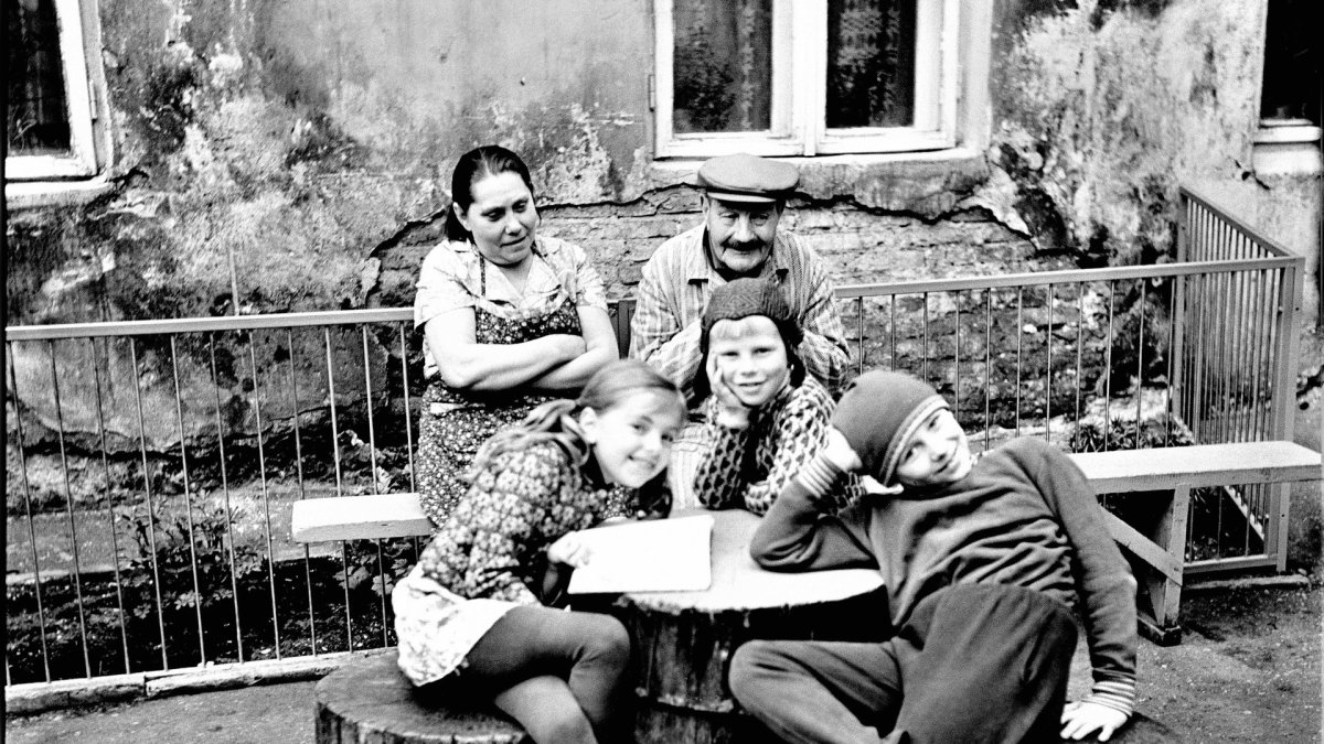 Žvelgiant į nespalvotas praėjusio šimtmečio  nuotraukas iš Vilniaus senamiesčio kiemų, atrodo, kad vaikų gyvenimas tada buvo kur kas paprastesnis ir nerūpestingesnis / Dovydo Mackonio nuotrauka