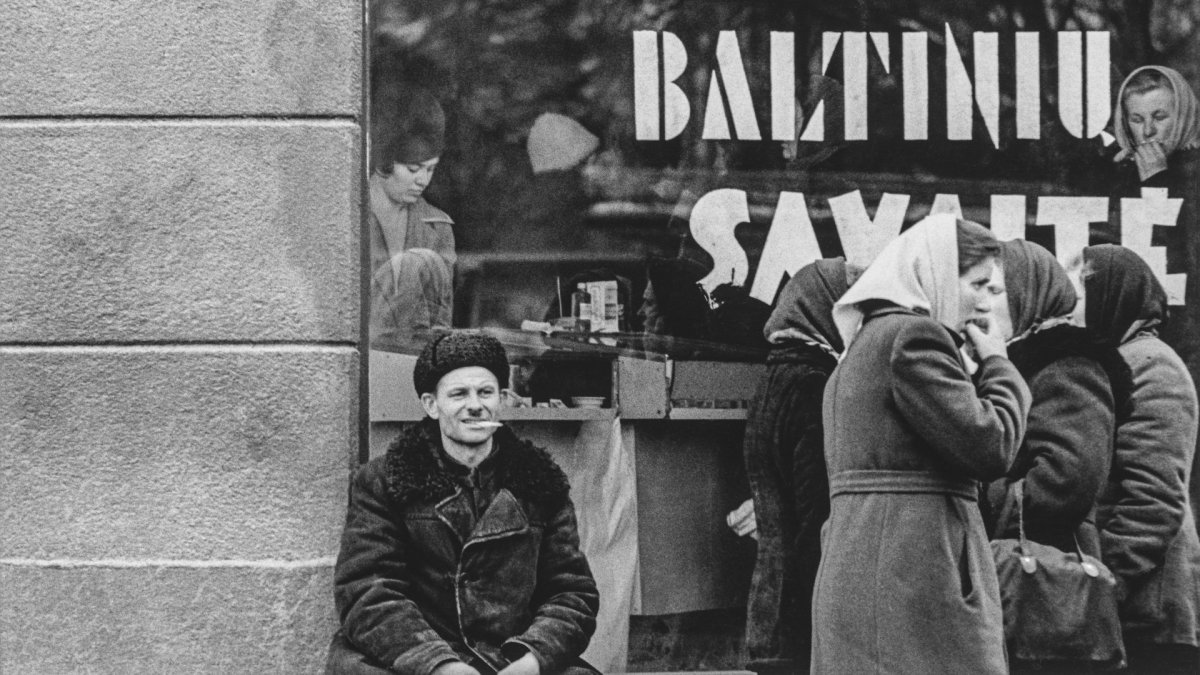 Prie parduotuvės Lenino (dabar Gedimino) prospekte 1965-aisiais / Lietuvos nacionalinio muziejaus (Algimanto Kunčiaus) nuotrauka