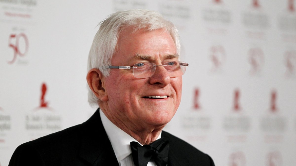 Phil Donahue pozuoja St. Jude vaikų ligoninės jubiliejaus proga. / Danny Moloshok / REUTERS