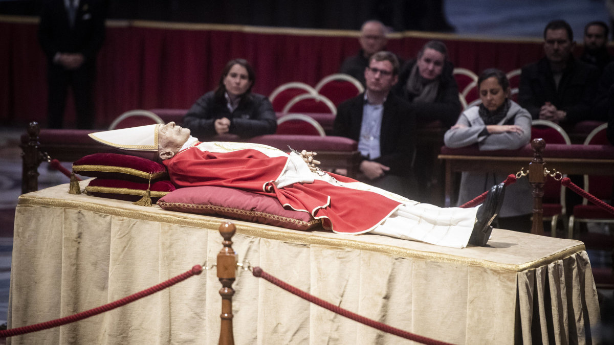 Popiežius Benediktas XVI pašarvotas Vatikane  / AFP/„Scanpix“ nuotr.