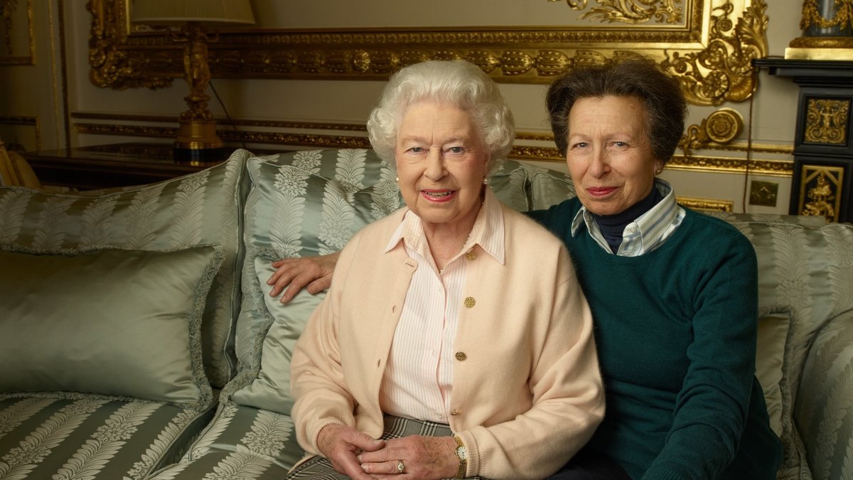 Karalienė Elizabeth II ir princesė Anne / AFP/„Scanpix“ nuotr.
