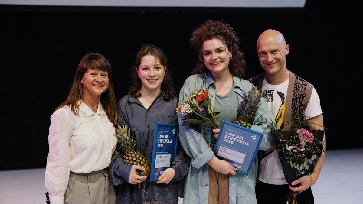 A.Gudaitė ir L.Žakevičius su laureatėmis / Gabrieliaus Jauniškio nuotr.