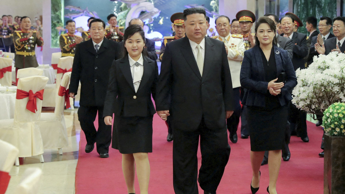 Kim Jong-unas su žmona Ri Sol-ju ir dukra Kim Ju-ae / Scanpix nuotrauka