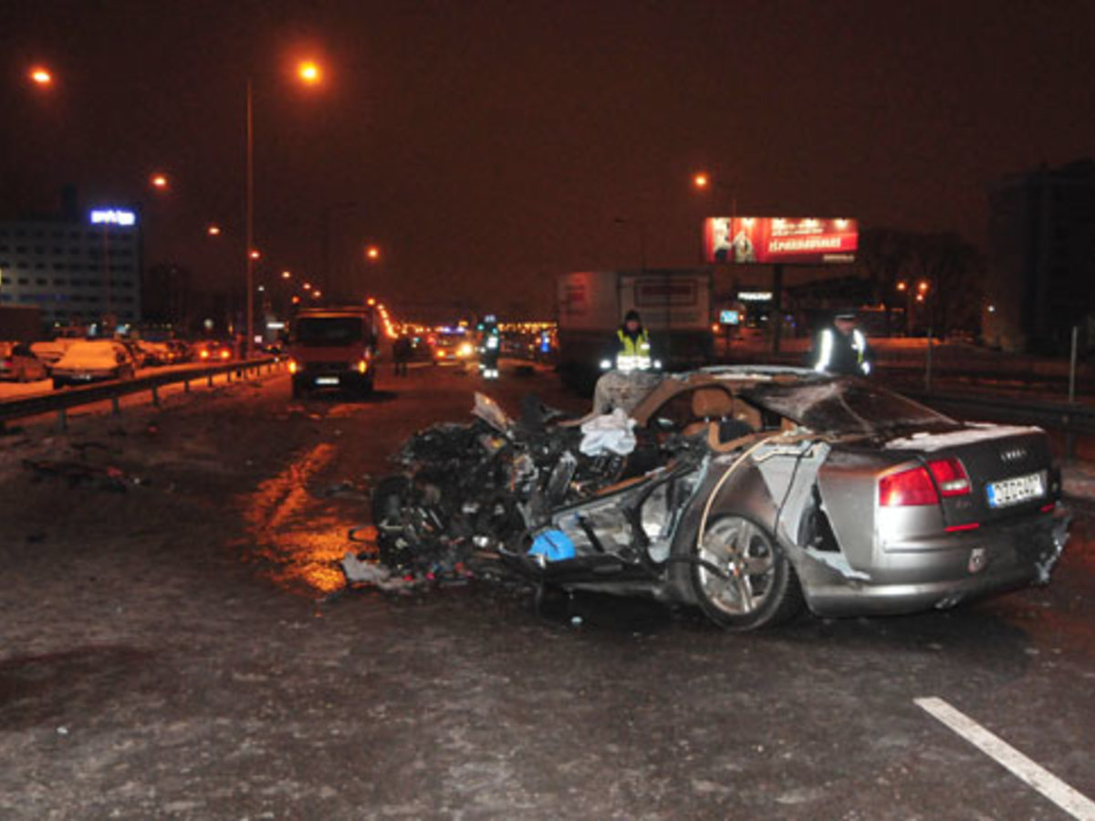 Kraupi Avarija Vilniuje Automobiliui Audi įsirėzus į Sunkvezimį Zuvo Du Zmonės 15min Lt