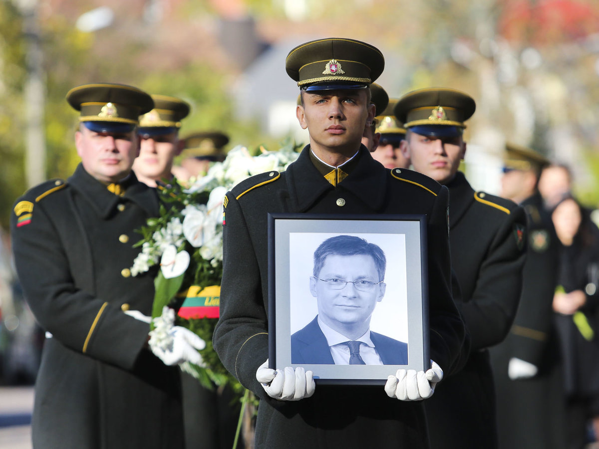 į Paskutine Kelione Minios Zmonių Islydėjo Sekmadienį Mirusį Politika Jura Pozela 15min Lt