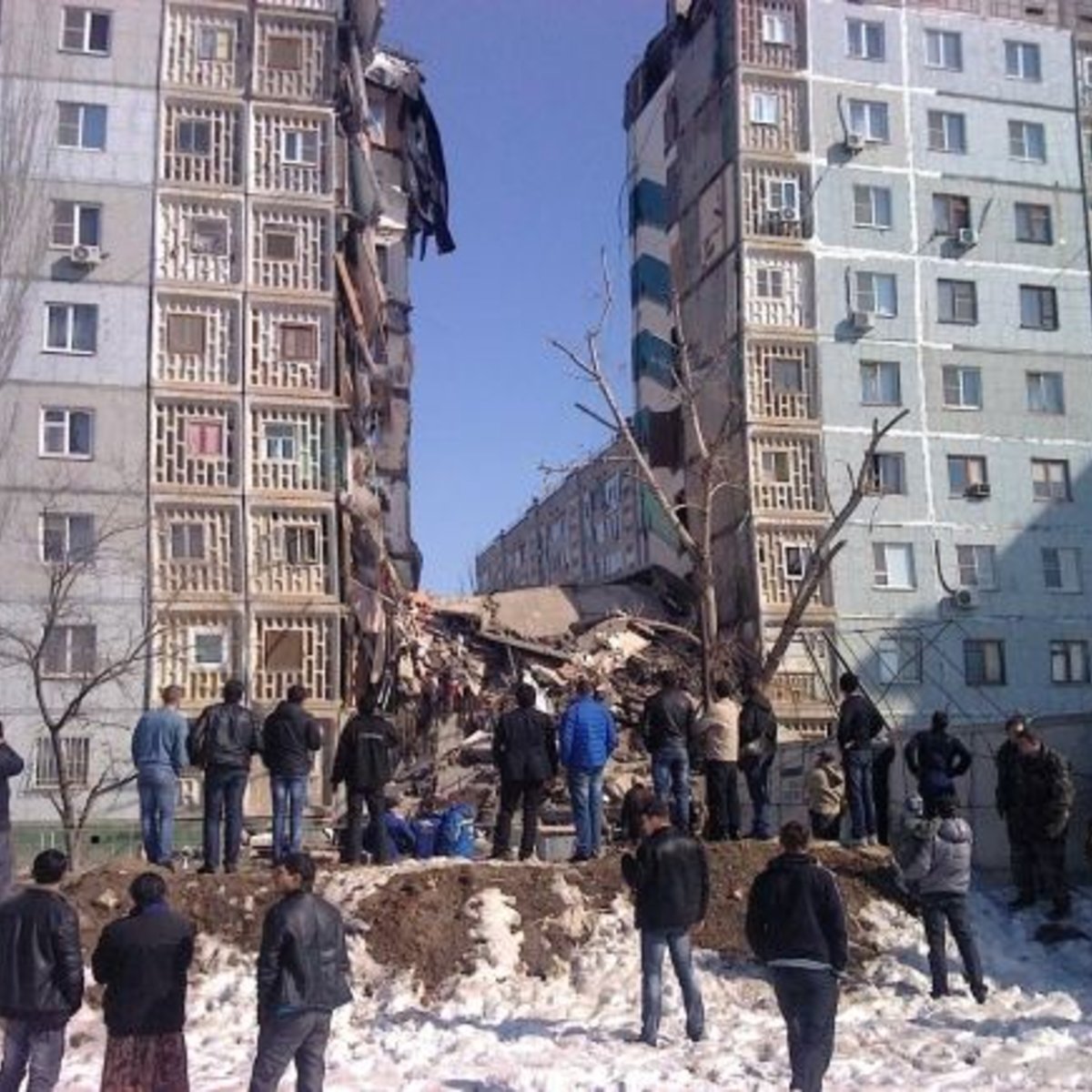 В Астрахани в девятиэтажном доме прогремел взрыв: разрушен целый подъезд,  есть пострадавшие | ru.15min.lt