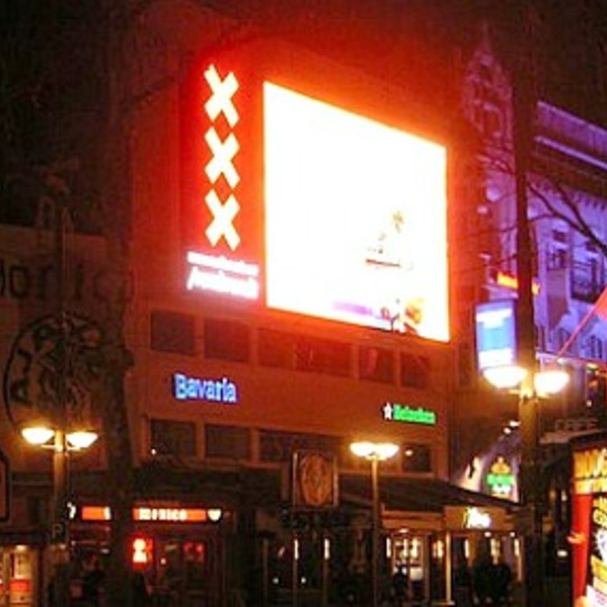 На рекламном дисплее в центре китайского города показали порно — FURFUR