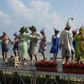 Pirties drabužių puota scenoje