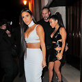 Kim Kardashian su seserimi Kourtney Kardashian i&scaron;eina i&scaron; restorano, kelios valandos prie&scaron; užpuolimą