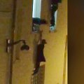Pro &bdquo;Bataclan&ldquo; koncertų salės pastato langą i&scaron;lipusi ir ant turėklų kabanti nė&scaron;čia moteris