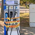 Nidoje nemokama greitoji elektromobilių įkrovos stotelė jau neveikia kurį laiką. Paskutinėmis vasaros dienomis &bdquo;stop&ldquo; juosta apjuosta ir stotelė Juodkrantėje.