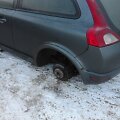 Neseniai be visų 4 ratų ratų Fabijoni&scaron;kių gale buvo paliktas apynaujis &bdquo;Volvo C30&ldquo; hečbekas.
