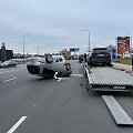 Po smūgio į automobilvežį &bdquo;Nissan&ldquo; apvirto ant stogo