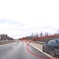Užfiksuotas pažeidimas. Priekyje kelkra&scaron;tyje yra sustojęs sugedęs automobilis. Jei BMW &scaron;į neapgalvotą manevrą darytų vėliau, pasekmės būtų tragi&scaron;kos.