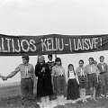 Lietuvos skautai Baltijos kelyje ties Vilniumi.