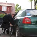 Judėjimo negalią turintis E.Zubavičius i&scaron; automobilio i&scaron;lipti pats negali.