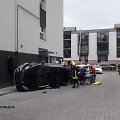 Sostinėje, namo kieme apvirto automobilis