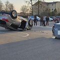 Po susidūrimo stovėjimo aik&scaron;telėje Jonavoje, vienas automobilis liko gulėti ant stogo
