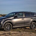 Toyota RAV4 turi labai plačias plok&scaron;čias arkų briaunas, kurias pabrėžia ir plastikinė apdaila