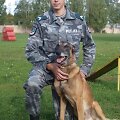&Scaron;iaulių apskrities policijos kinologas Marius Mižutavičius su tarnybiniu &scaron;unimi Bondu.